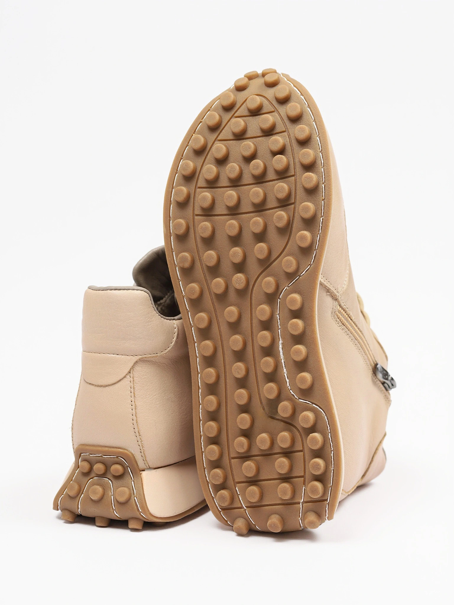 Кроссовки бежевого цвета на рельефной подошве